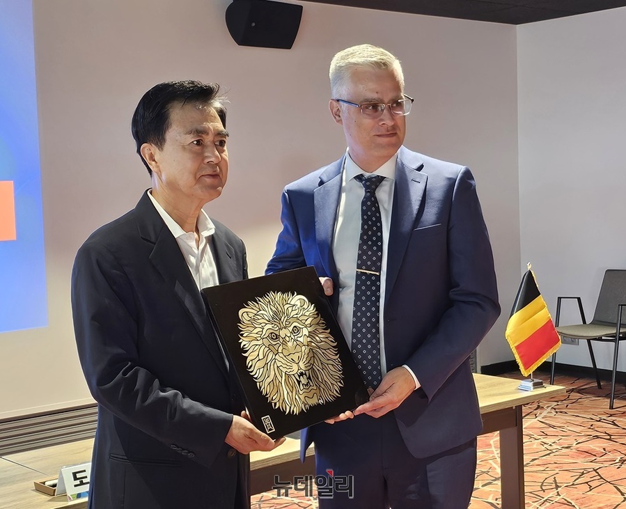 ▲ 김태흠 충남도지사가 24일 프랑스 파리에서 유미코아 수석 부사장 매트 체레바티(Matt Cherevaty)에게 선물을 전달하고 있다.ⓒ김정원 기자