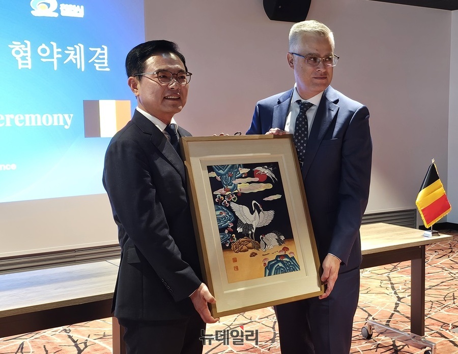 ▲ 김석필 천안시장 권한대행이 24일 프랑스 파리에서 투자 협약식을 마친 뒤 유미코아 수석 부사장 매트 체레바티(Matt Cherevaty)에게 선물을 전달하고 있다.ⓒ김정원 기자