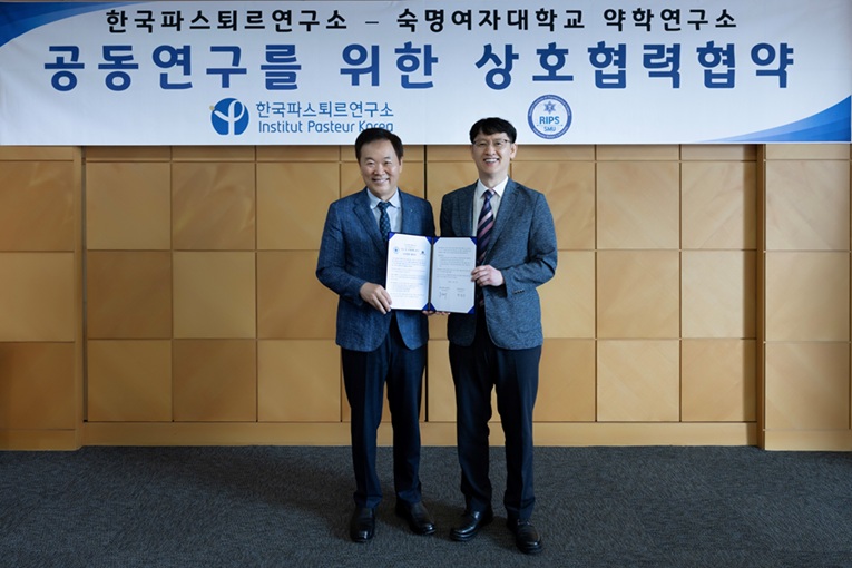 ▲ 장창영 숙명여자대학교 약학연구소장(오른쪽)이 지난 17일 열린 협약식에서 장승기 한국파스퇴르연구소장과 기념사진을 촬영하고 있다.ⓒ숙명여대