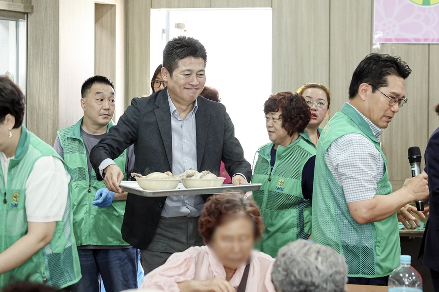 ▲ 김정헌 중구청장이 지난 23일 개항동 어울터에서 열린 ‘삼계탕 나눔 행사’에 참가해 어르신들에게 직접 삼계탕을 나르고 있다. ⓒ중구 제공