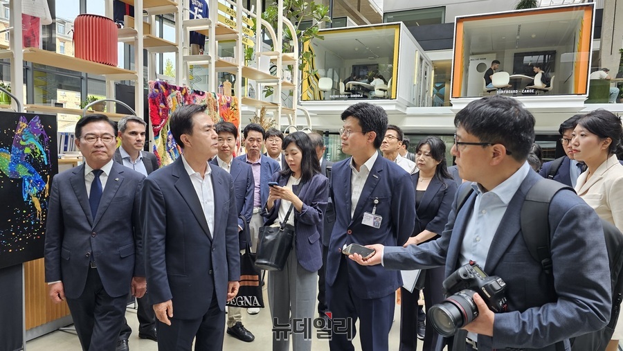 ▲ 김태흠 충남도지사가 24일 프랑스 파리   ‘스테이션 F’에서 중소벤처기업진흥공단 K-스타트업센터 파리사무소장으로부터 설명을 듣고 있다.ⓒ김정원 기자