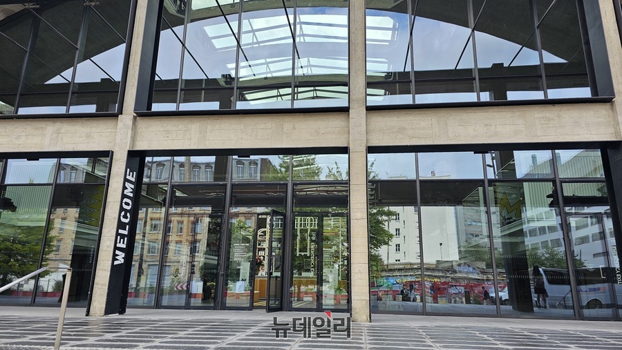 ▲ 세계 최대 규모의 스타트업 캠퍼스인 프랑스 파리 ‘스테이션 F’입구.ⓒ김정원 기자