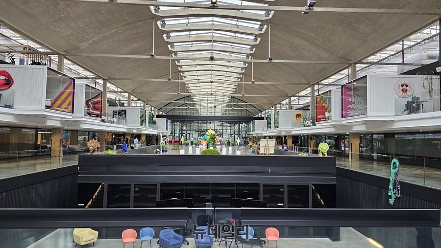 ▲ 프랑스 파리 ‘스테이션 F’내부.ⓒ김정원 기자