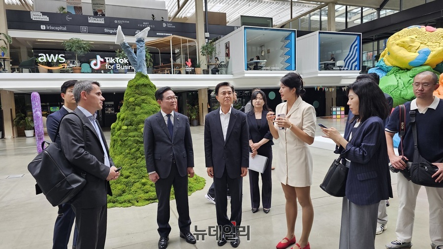 ▲ 김태흠 충남도지사가 프랑스 파리 ‘스테이션 F’에서 김석필 천안시장 권한대행 등과 함께 내부를 관람하며 관계자로부터 설명을 듣고 있다.ⓒ김정원 기자