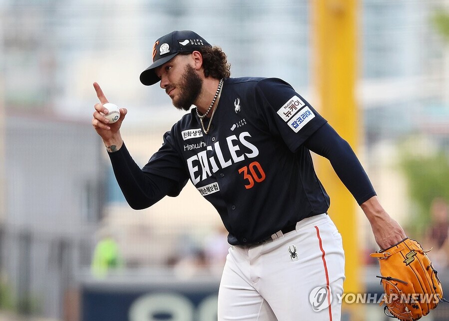 ▲ 한화 에이스 폰세의 호투에도 한화는 두산과 4-4로 비겼다.ⓒ연합뉴스 제공