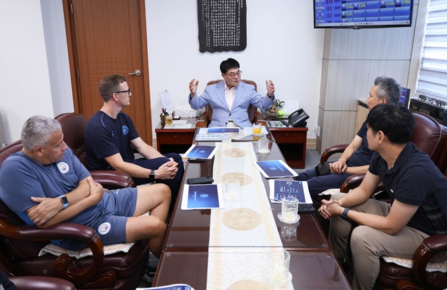 ▲ 삼척시가 세계적인 축구 명문 구단인 영국 맨체스터시티FC와 유소년 축구교실 및 코치 교육 프로그램 운영을 골자로 한 파트너십을 체결했다.ⓒ삼척시