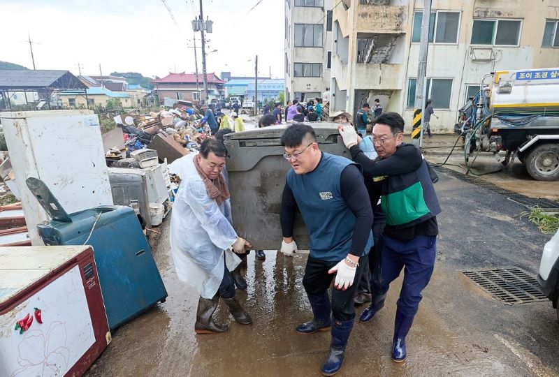 ▲ 아산시가 집중호우 피해 복구와 특별재난지역 지정을 위해 2주 연속 주말 비상근무 체제를 이어가고 있는 가운데 공직자들이 수해복구현장에서 구슬땀을 흘리고 있다.ⓒ아산시