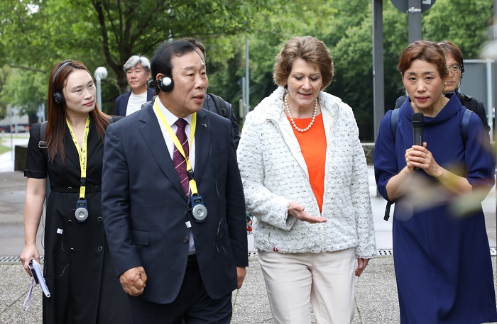 ▲ 최민호 세종시장이 25일(현지 시각) 독일 슈투트가르트 킬레스베르크 공원을 방문하고 있다.ⓒ세종시