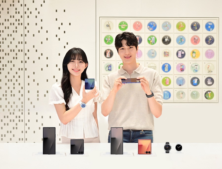 ▲ 삼성스토어 홍대 '갤럭시 스튜디오'에서 25일 국내 출시한 '갤럭시 Z 폴드7·Z 플립7'과 ‘갤럭시 워치8 시리즈'를 소개하는 모습ⓒ삼성전자