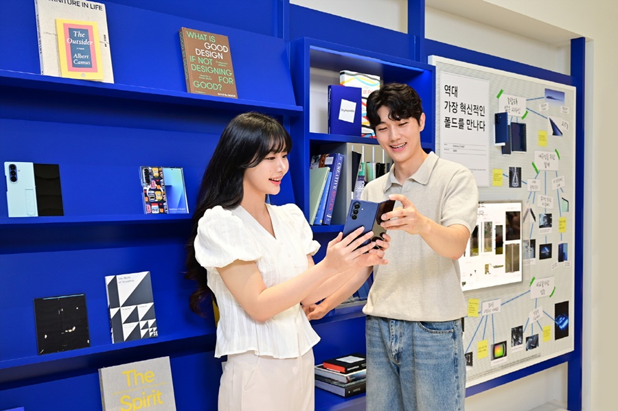 ▲ 삼성스토어 홍대 '갤럭시 스튜디오'에서 '갤럭시 Z 폴드7'의 초슬림 두께를 체험하는 모습ⓒ삼성전자