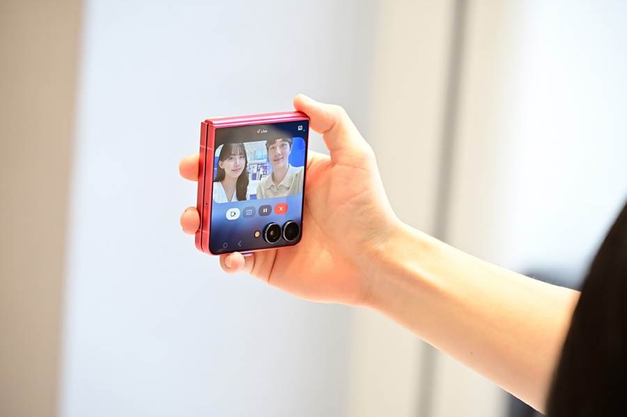 ▲ 삼성스토어 홍대 '갤럭시 스튜디오'에서 '갤럭시 Z 플립7'의 커버 디스플레이로 '제미나이 라이브' 기능을 체험하는 모습ⓒ삼성전자