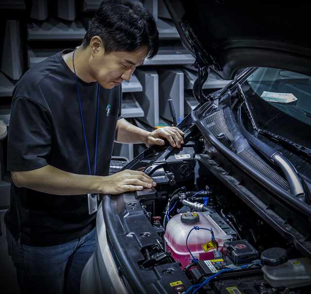 ▲ 현대위아의 한 연구원이 25일 경기도 의왕시 현대위아 열관리시험동에서 공조시스템 시험을 진행하고 있다. ⓒ현대위아