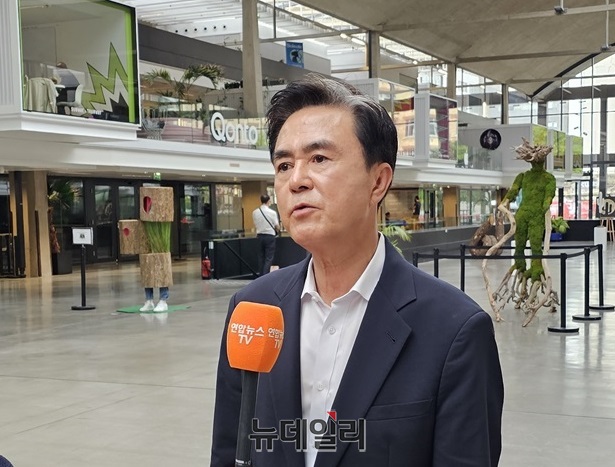 ▲ 김태흠 충남도지사가 24일(현지시각) 프랑스 파리 세계 최대 규모의 창업캠퍼스 ‘스테이션F(Station F)’에서 뉴데일리 등 취재기자와 인터뷰를 하고 있다.ⓒ김정원 기자