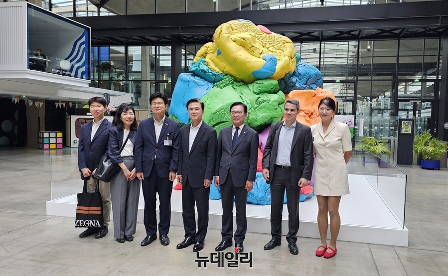 ▲ 김태흠 충남도지사가 24일(현지시각) 프랑스 파리 세계 최대 규모의 창업캠퍼스 ‘스테이션F(Station F)’에서 김석필 천안시장 권한대행, 서동진 중소벤처기업진흥공단 파리사무소장 등 현지 관계자와 기념사진을 찍고 있다.ⓒ김정원 기자