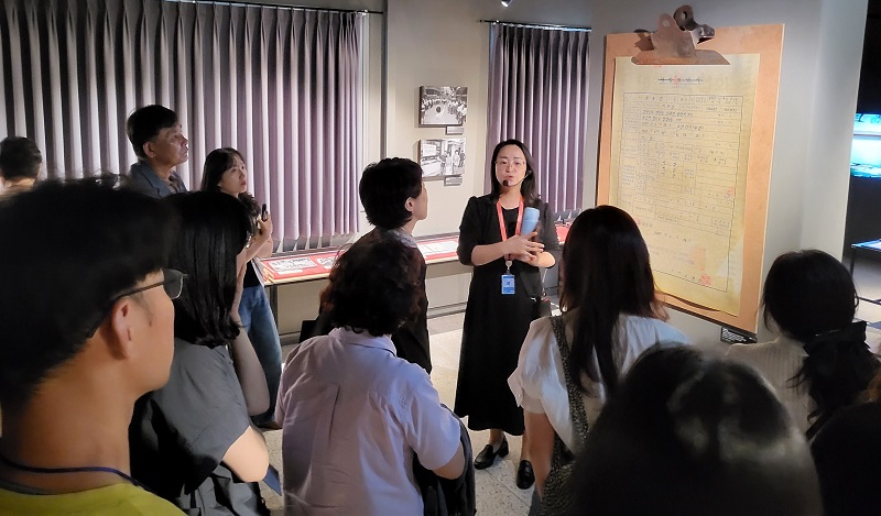 ▲ 세종교육청 소속 교원들이 민주·인권·평화의 길’ 현장 체험연수를 하고 있다.ⓒ세종교육청