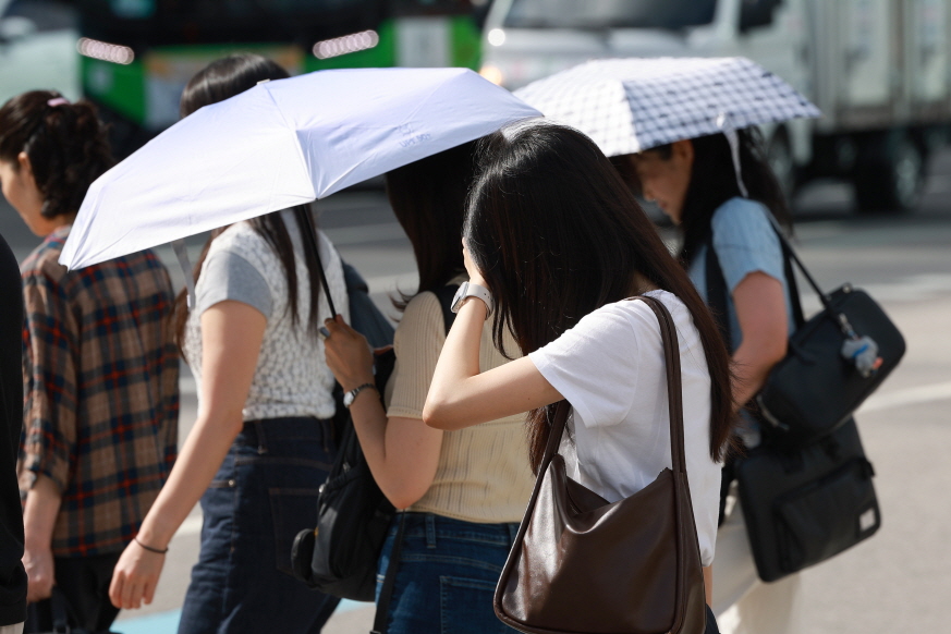 ▲ 역대급 폭염으로 택배기사들에 대한 건강권에 대한 관심이 높아지고 있다. ⓒ연합뉴스
