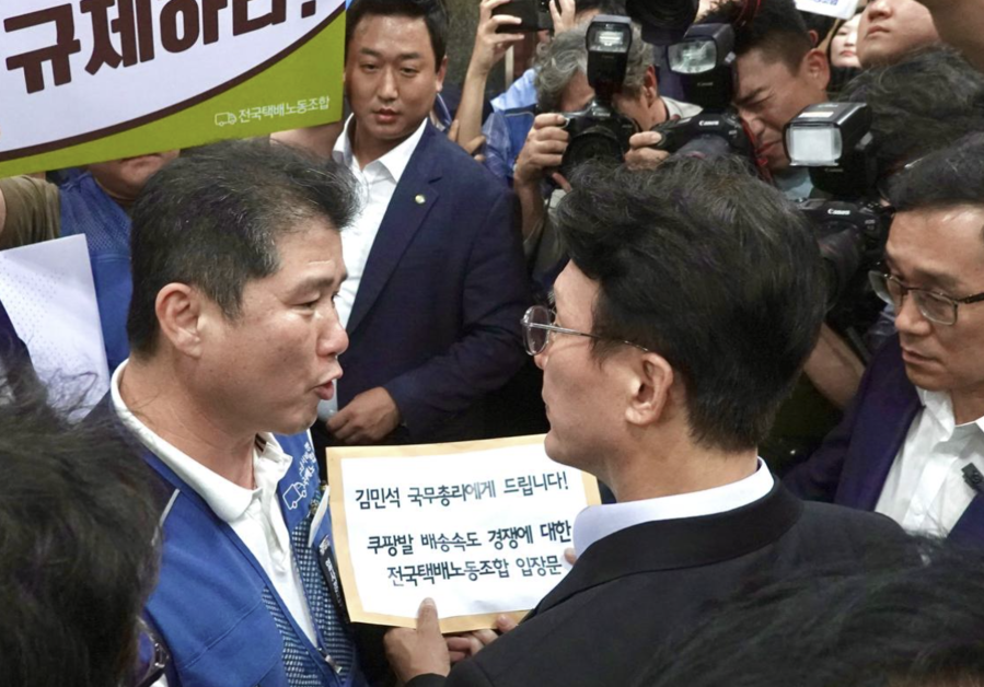 ▲ 택배노조가 김민석 국무총리에게 입장문을 전달하는 모습. ⓒ택배노조