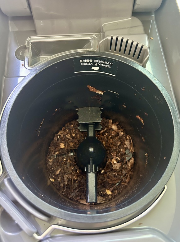 ▲ 음식물처리기 작업이 끝났다. 무엇을 넣었는지 알 수 없을 정도로 잿더미로 변해버렸다. ⓒ뉴데일리