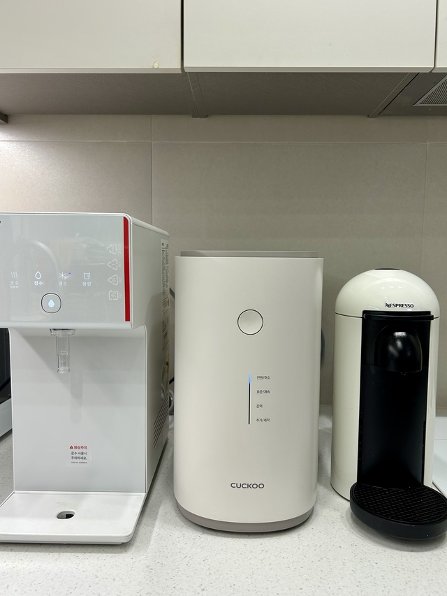 ▲ 에코웨일 음식물 처리기를 기존 집에서 사용하고 있는 정수기와 커피머신 사이에 배치해봤다. ⓒ뉴데일리