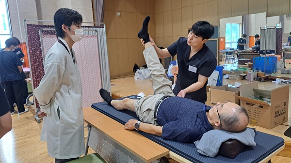 ▲ 원광대 한의과대학 학생회가 어르신들을 대상으로 한방 의료봉사를 진행하고 있다.ⓒ 부여군