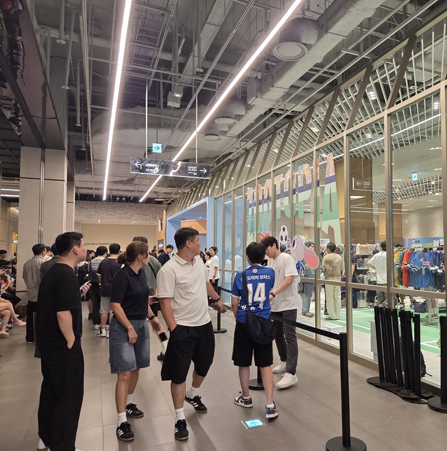 ▲ CU가 오픈한 'K리그-주토피아' 팝업스토어 주변에 사람들이 붐비고 있다. ⓒ남수지 기자