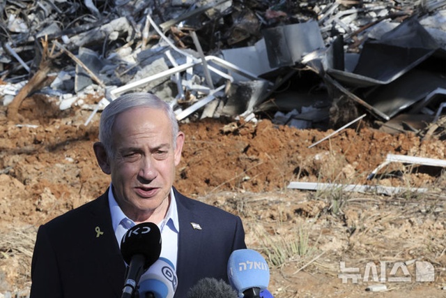 ▲ 베냐민 네타냐후 이스라엘 총리가 이스라엘 레호보트에서 이란의 미사일 공격을 받은 와이즈만 과학연구소를 방문해 성명을 발표하고 있다. 250620 AP/뉴시스. ⓒ뉴시스