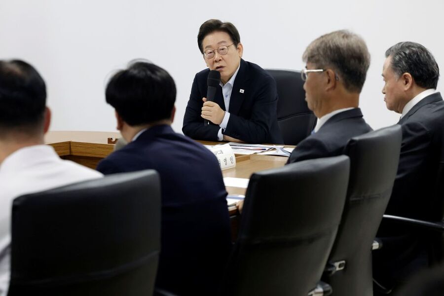 ▲ 이재명 대통령이 25일 경기 시흥시 SPC 삼립 시흥 공장에서 열린 산업재해 근절 현장 노사간담회에서 SPC그룹 허영인 회장 등 임원진에게 사고 경위와 근로 환경에 대해 질문하고 있다. ⓒ뉴시스