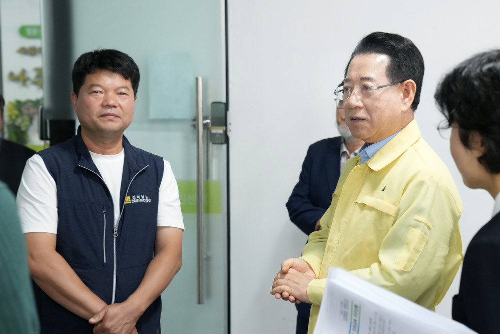 ▲ 김영록 전라남도지사가 25일 나주 공익활동지원센터를 방문, 나주 이주노동자 인권침해 피해자와 면담을 마친 뒤 관계자들과 이야기를 나누고 있다.ⓒ전라남도 제공