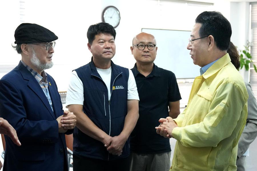 ▲ 김영록 전라남도지사가 25일 나주 공익활동지원센터를 방문, 나주 이주노동자 인권침해 피해자와 면담을 마친 뒤 관계자들과 이야기를 나누고 있다.ⓒ전라남도 제공