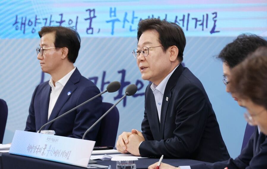 ▲ 이재명 대통령이 25일 부산 부경대에서 열린 타운홀미팅 '부산의 마음을 듣다' 지역 주민 간담회에서 발언하고 있다. ⓒ뉴시스