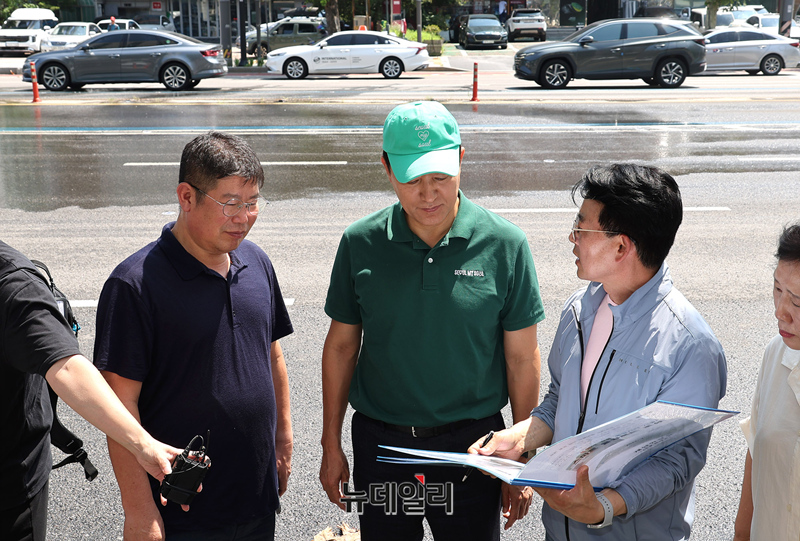 ▲ 오세훈 서울시장이 25일 쿨링로드 현장을 찾아 점검하고 있다. ⓒ정상윤 기자