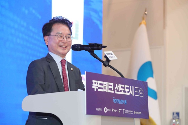 ▲ 푸드테크 선도도시 포럼에서 개회사를 하고 있는 육동한 춘천시장.ⓒ춘천시