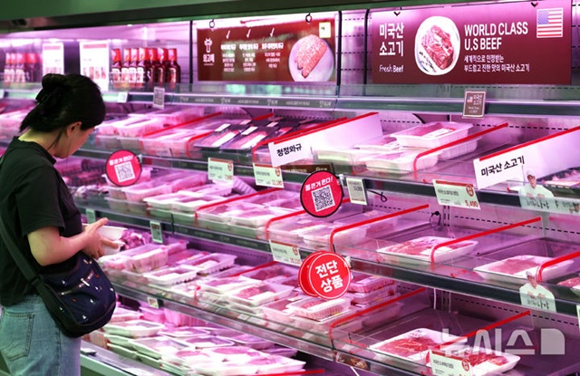 ▲ 서울 시내 한 대형 마트에서 시민이 소고기를 살펴보고 있다. 250629 ⓒ뉴시스