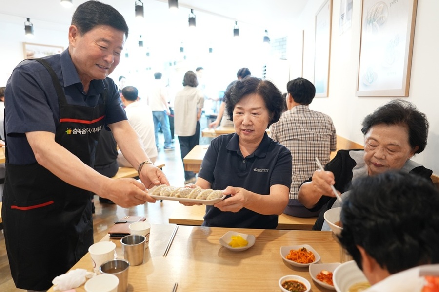 ▲ 김영호 음성군의회 의장이‘오백국수 2호점’일일점장으로 활동하며 자활근로사업에 참여중인 주민들과 특별한 시간을 보냈다.ⓒ음성군의회