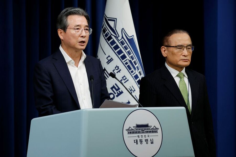 ▲ 김용범(왼쪽) 정책실장과 위성락 국가안보실장이 25일 서울 용산 대통령실 청사에서 통상대책회의 관련 브리핑을 하고 있다. ⓒ뉴시스