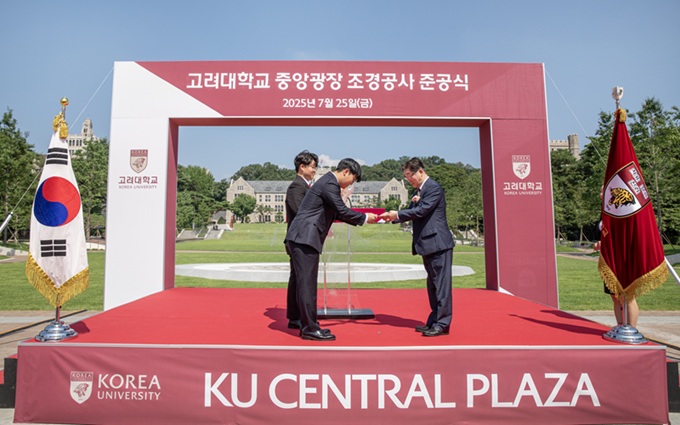 ▲ 총학생회로부터 감사 편지를 받는 김동원 총장(오른쪽).ⓒ고려대