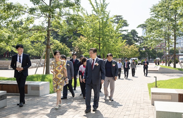 ▲ 중앙광장을 둘러보는 김동원 총장과 행사 참석자들.ⓒ고려대
