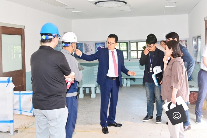 ▲ 이재호(가운데) 연수구청장이 지난달 26일 송도역사복원사업 현장을 방문해 직원들과 사업 현안에 대해 의견을 나누고 있다. ⓒ연수구 제공