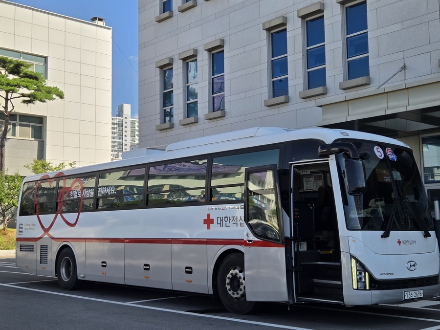 ▲ 영천시(시장 최기문)는 25일 시청 전정에서 대한적십자사 대구·경북혈액원과 함께 올해 세 번째 ‘생명나눔 단체 헌혈 운동’을 펼쳤다.ⓒ영천시