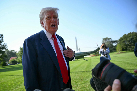 ▲ 트럼프 미국 대통령이 25일(현지시간) 백악관 남쪽 잔디밭에서 마린 원에 탑승하기 전 기자들과 만나고 있다. /AFP 연합뉴스