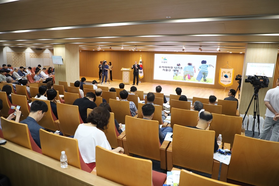 ▲ 세미나는 지방소멸 위기 속에서 출산율을 끌어올린 일본 오카야마현 나기초(奈義町)의 정책을 공유하고, 지역 맞춤형 대응방안을 논의하는 자리로 뜨거운 열기 속에 진행됐다.ⓒ대구경북인터넷기자협회