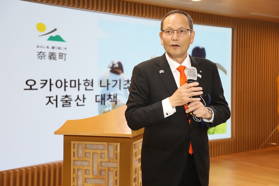 ▲ 직접 방한해 특강을 진행한 오쿠 마사치카 나기초장은 “인구감소는 마을의 기초를 흔드는 심각한 문제이며, 이를 극복하기 위해 젊은 세대가 안심하고 머물 수 있는 환경이 필요하다”고 강조했다.ⓒ대구경북인터넷기자협회
