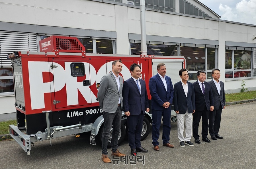 ▲ 김태흠 충남도지사가 독일 플링겐 프레틀(PRETTL)그룹 계열사 벰플링엔 엔드리스에서 이윤수 프레틀그룹 글로벌전략사업총괄 겸 아시아 대표, 충남 천안 손일수 지앤티 대표, 회사 관계자와 방문 기념 사진을 찍고 있다.ⓒ김정원 기자