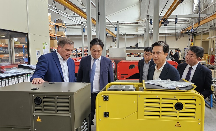 ▲ 김태흠 충남도지사가 독일 플링겐 프레틀(PRETTL)그룹 계열사 벰플링엔 엔드리스 공장에서 발전기에 관한 설명을 듣고 있다.ⓒ김정원 기자