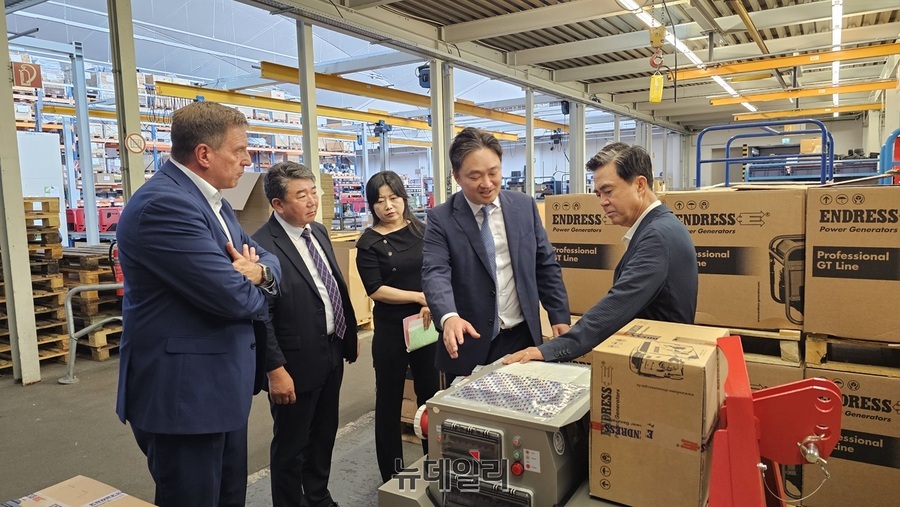 ▲ 김태흠 충남도지사가 25일 독일 플링겐 프레틀(PRETTL)그룹 계열사 벰플링엔 엔드리스 공장에서 발전기를 살펴보고 있다.ⓒ김정원 기자