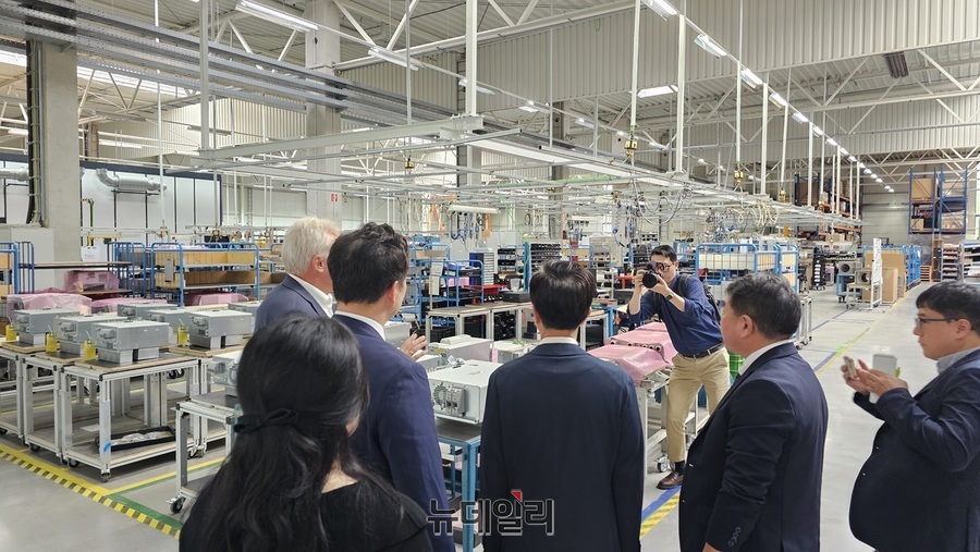 ▲ 김태흠 충남도지사가 25일 독일 플링겐에 위치한 프레틀(PRETTL)그룹 계열사 레푸드라이브 생산공장에서 이윤수 글로벌전략사업총괄 겸 아시아 대표와 공장장이 공장 생산제품 제품에 관해 설명을 듣고 있다.ⓒ김정원 기자