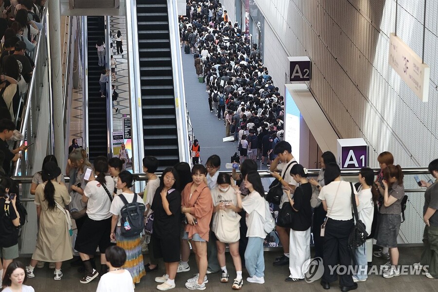 ▲ 2026학년도 수시 대학입학정보박람회 참관객 대기줄.ⓒ연합뉴스