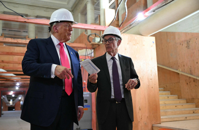 ▲ 트럼프 미국 대통령이 지난 24일(현지 시간) 워싱턴DC 연방준비제도 청사를 방문해 제롬 파월 의장과 대화하고 있다. /AFP연합뉴스