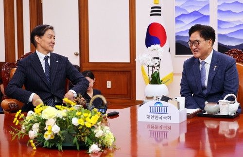 ▲ 우원식 국회의장과 조국 전 조국혁신당 대표가 면담하고 있다. /연합뉴스