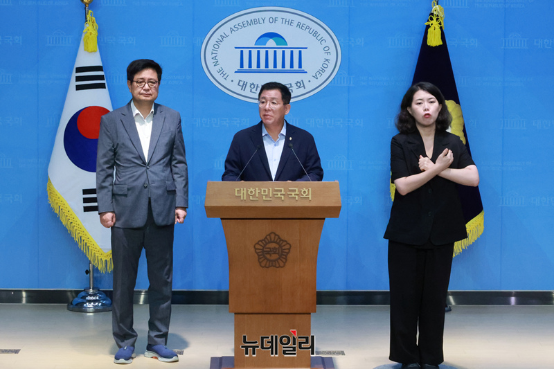 ▲ 이상휘 국민의힘 미디어특위위원장과 김장겸 의원이 지난 25일 오전 국회 소통관에서 시청각미디어통신위원회의 설치 및 운영에 관한 법률안 관련 기자회견을 갖고 있다. ⓒ이종현 기자